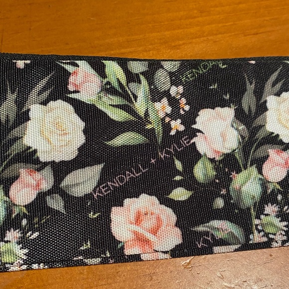 Kendall + Kylie Floral Bag - Picture 3 of 8